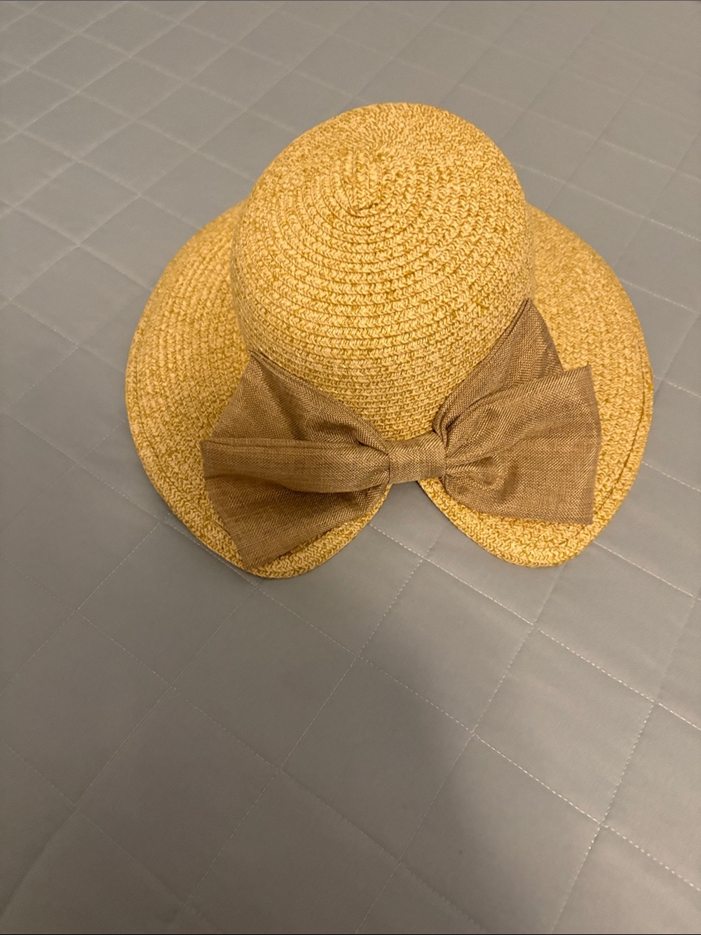 Women’s straw
sun hat with tan bow. Great for the beach.